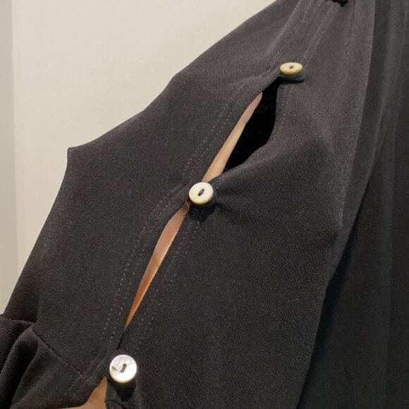 Green Envelope Los Angeles Black Bell Sleeve Flowy Blouse Size 2X - Picture 3 of 11